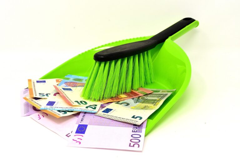 Colf e badanti: ecco i nuovi stipendi minimi e i contributi da versare