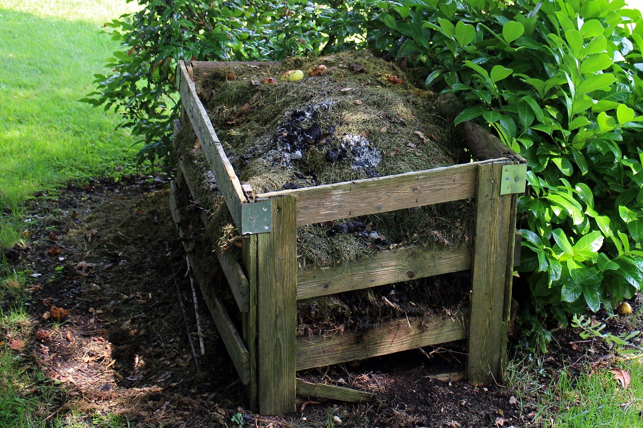Contenitore di compost con materiali organici per fertilizzare piante a costo zero.